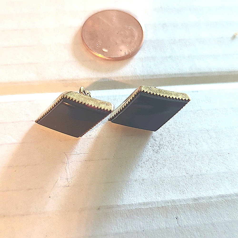 VTG AMC0 stud earings